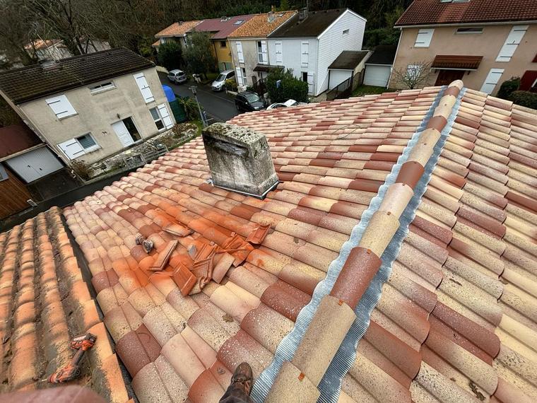 Pose de tuiles sur une toiture en Gironde