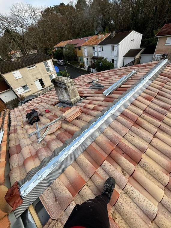 Toiture en tuiles entretenue par MLA Couvreur en Gironde