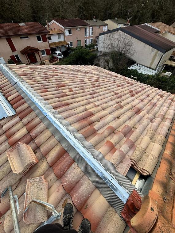 Vue d'ensemble d'un chantier de couverture en tuiles en Gironde