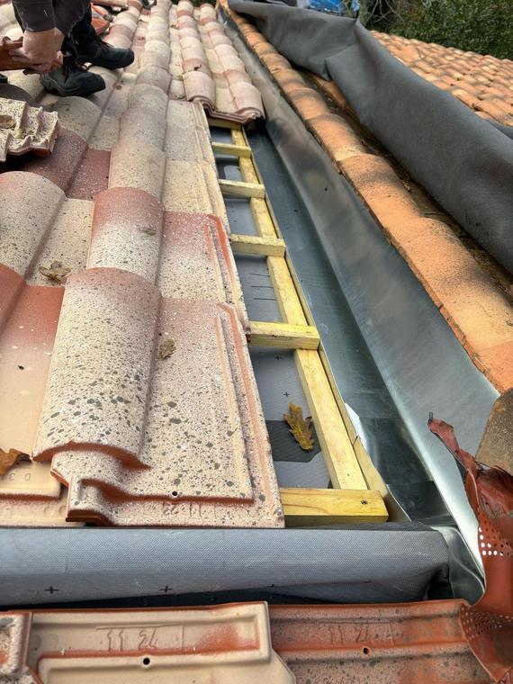 Noue en zinc et couverture en tuiles réalisées en Gironde