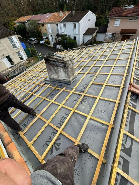 Couverture en tuiles autour d'une cheminée en Gironde