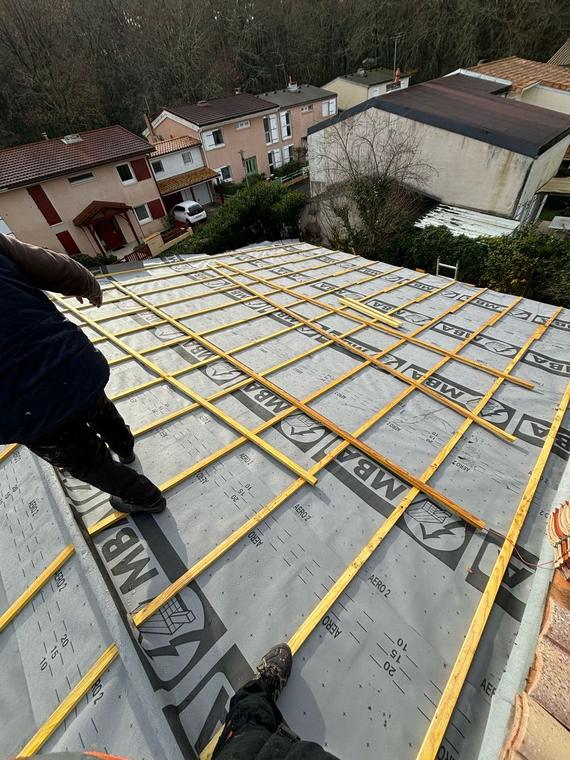 Litonnage de la toiture avant pose des tuiles en Gironde