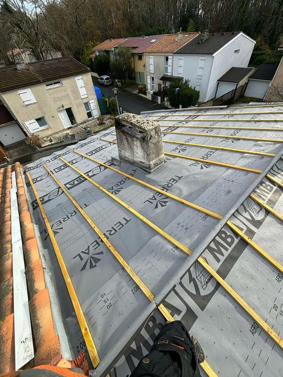 Préparation du support de toiture autour d'une cheminée en Gironde