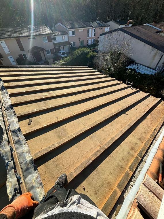 Charpente et litonnage d'une grande toiture en Gironde
