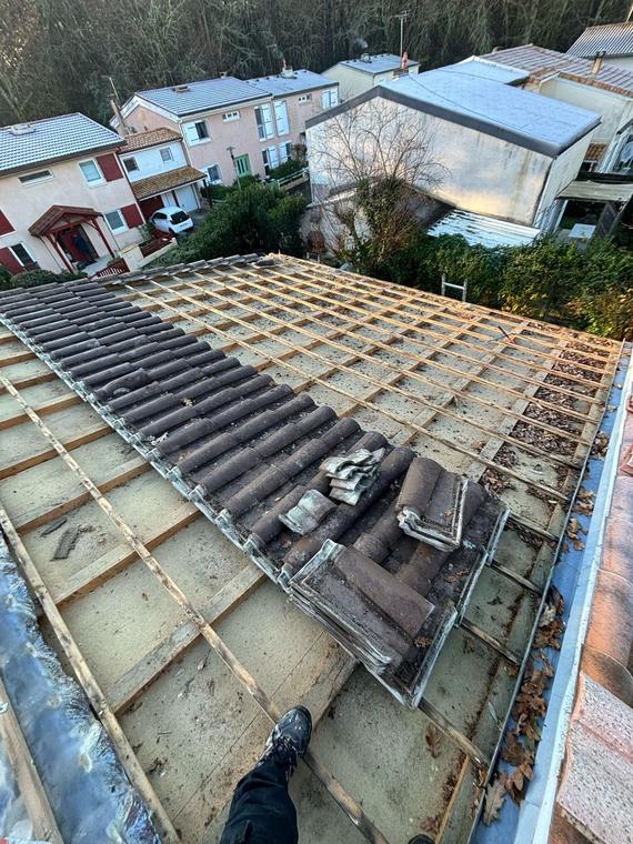Rénovation d'une toiture en ardoises avec échafaudage en Gironde