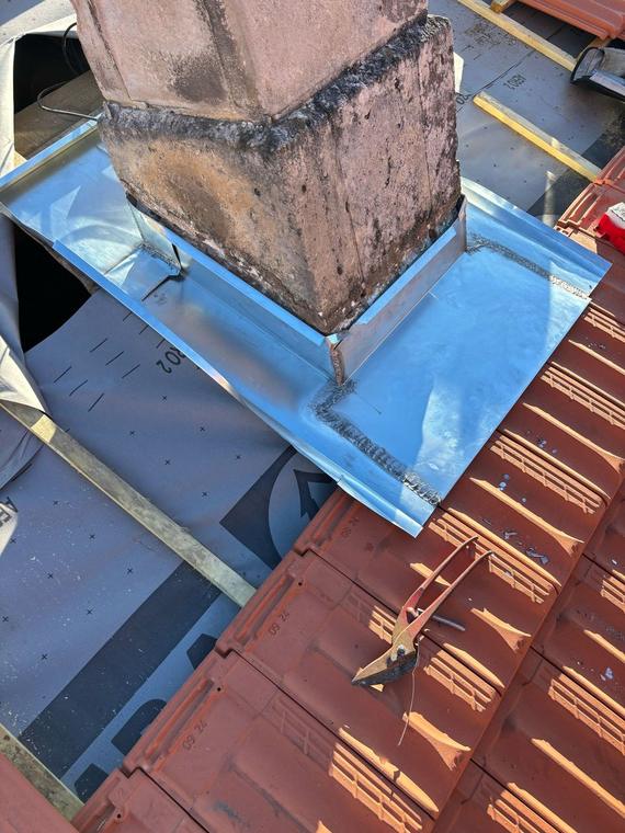 Habillage en zinc d'une cheminée par MLA Couvreur en Gironde