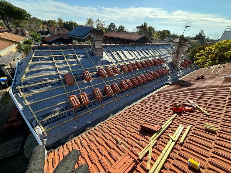 Pose de tuiles neuves sur liteaux en Gironde