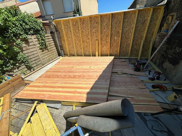 Terrasse et bardage bois réalisés par MLA Couvreur en Gironde