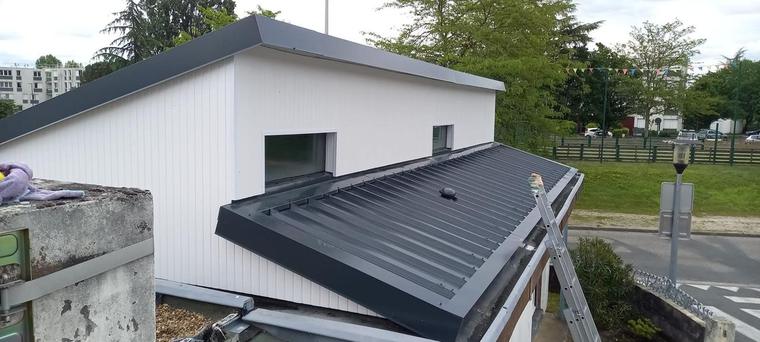 Toiture en bac acier gris posée en Gironde